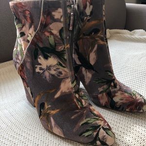 Gorgeous velvet boots! Insta famous 😍